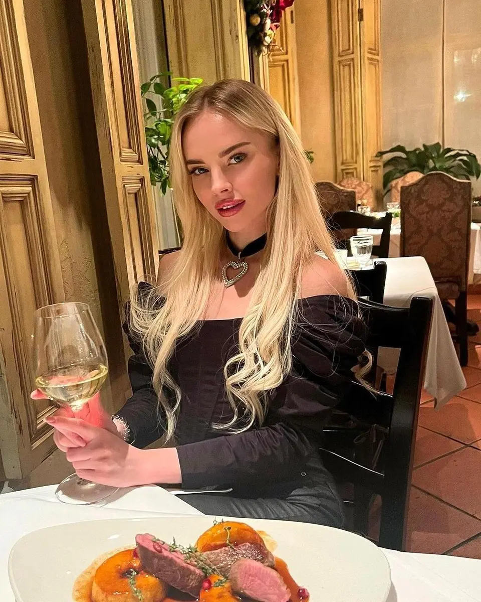 Zoelle escort in Dubai